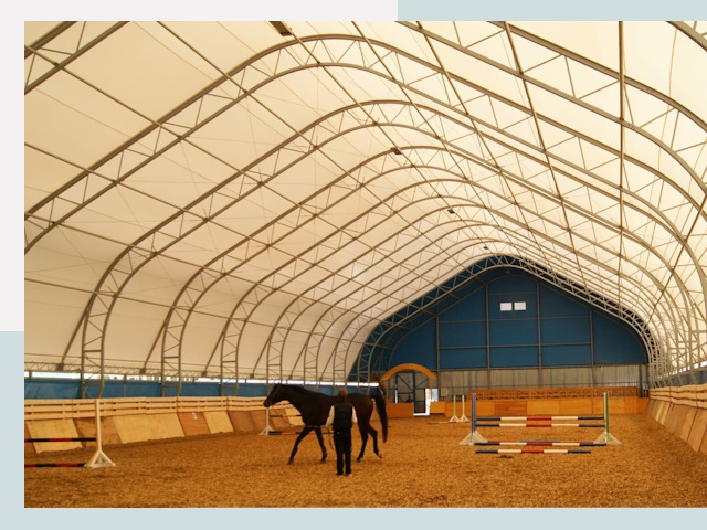 Строительство конных манежей в Белогорске